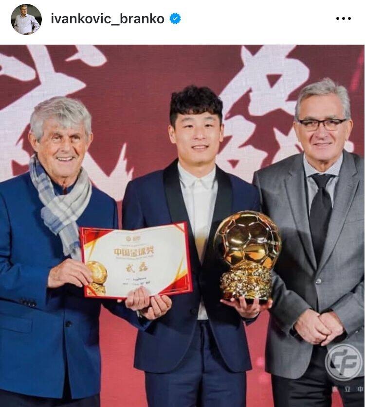  出席中國金球獎頒獎儀式，伊萬曬與武磊、米盧同框照片