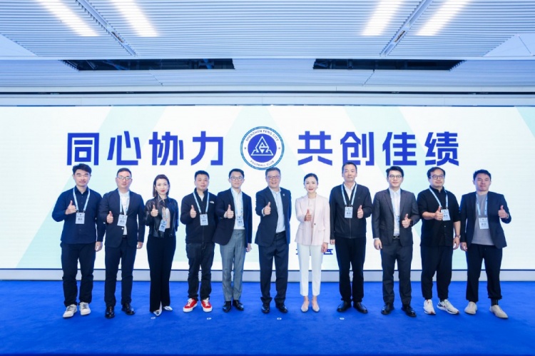  足球報：10家企業(yè)捧場新賽季出征儀式，深圳新鵬城進(jìn)一步做強(qiáng)做優(yōu)