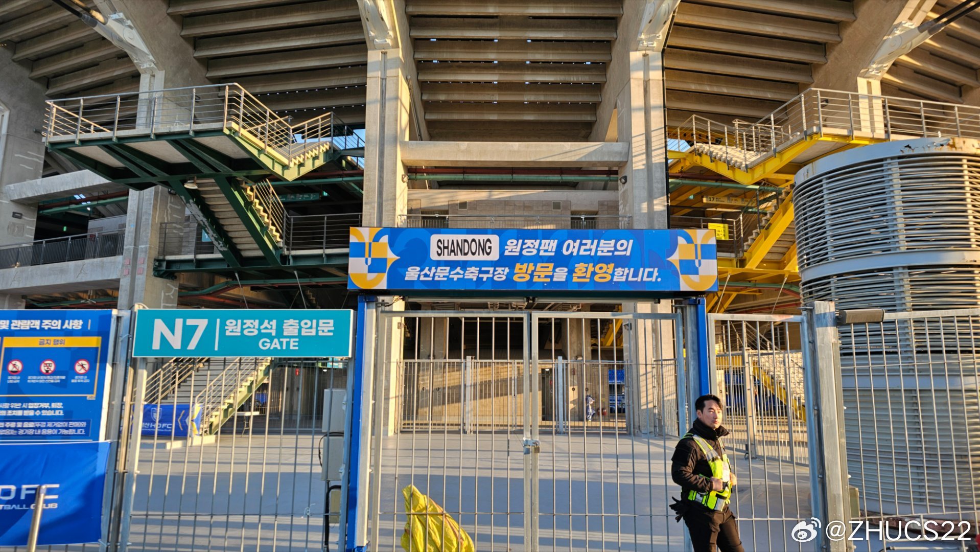  博主：蔚山現(xiàn)場(chǎng)工作人員、轉(zhuǎn)播車、安保在準(zhǔn)備撤場(chǎng)，場(chǎng)外一片安靜