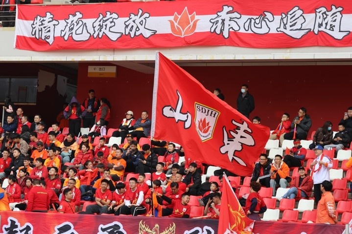 主場(chǎng)上萬(wàn)名球迷的吶喊助威，給山東體彩女足征戰(zhàn)女超增添了能量與動(dòng)力