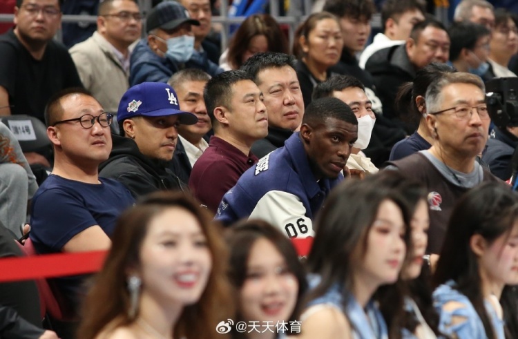  真籃球迷！國(guó)安外援法比奧攜玉昆外援科斯塔來(lái)到五棵松觀戰(zhàn)CBA