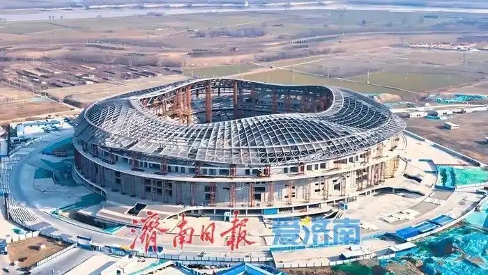  魯媒：戴上1.6萬噸“鋼鐵巨冠”，黃河體育中心球場完成屋蓋施工