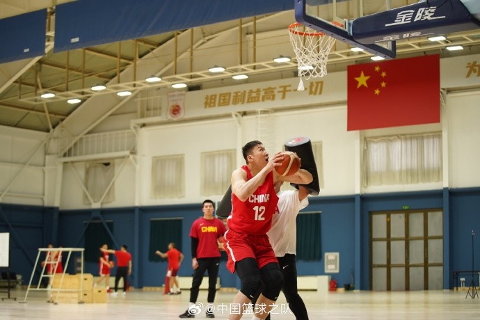  中國籃球之隊官博：大塊頭 大能量 祝李炎哲25歲生日快樂！