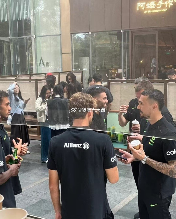  松弛感拉滿！澳大利亞隊員在杭州街頭喝奶茶