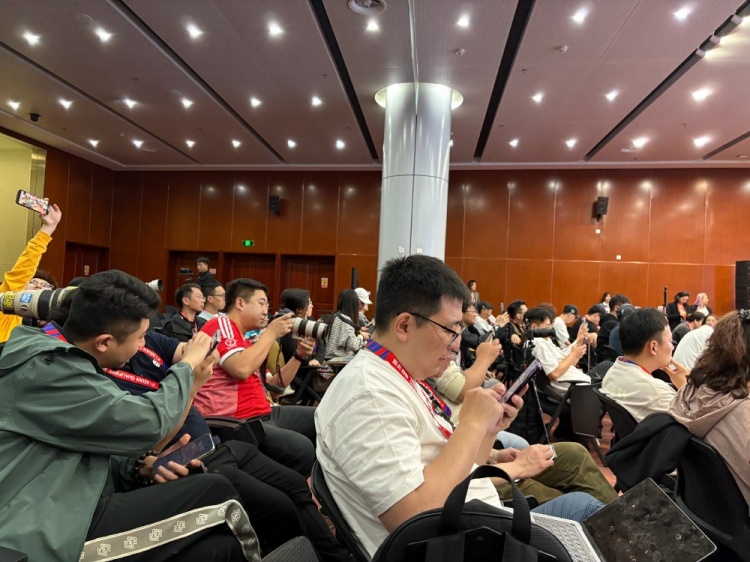  萬眾矚目！記者擠滿國(guó)足賽前新聞發(fā)布廳，賽場(chǎng)記者預(yù)計(jì)超300人