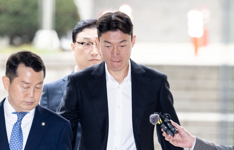  韓國(guó)國(guó)腳黃義助非法拍攝不雅視頻，一審被判有期徒刑1年緩刑2年！