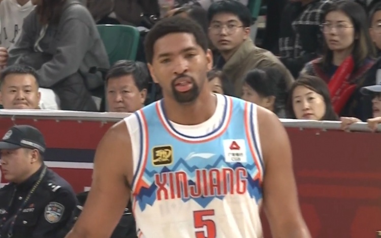  狀態(tài)出色！勞森首節(jié)打滿(mǎn)10分鐘5中4高效拿到11分2板1斷